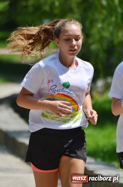 Zdjęcie w galerii na portalu naszraciborz.pl: Upał im niestraszny. Setki młodych biegaczy na starcie Raciborskiego Biegu Profilaktycznego  wiadomości z regionu
