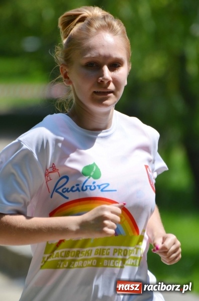 Zdjęcie w galerii na portalu naszraciborz.pl: Upał im niestraszny. Setki młodych biegaczy na starcie Raciborskiego Biegu Profilaktycznego  wiadomości z regionu
