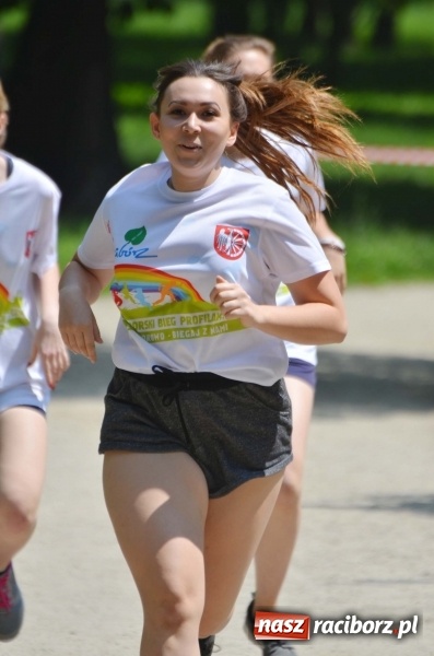 Zdjęcie w galerii na portalu naszraciborz.pl: Upał im niestraszny. Setki młodych biegaczy na starcie Raciborskiego Biegu Profilaktycznego  wiadomości z regionu