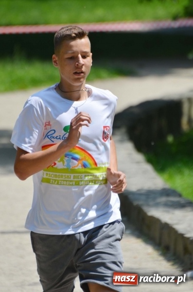 Zdjęcie w galerii na portalu naszraciborz.pl: Upał im niestraszny. Setki młodych biegaczy na starcie Raciborskiego Biegu Profilaktycznego  wiadomości z regionu