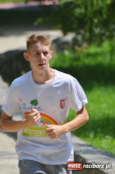 Zdjęcie w galerii na portalu naszraciborz.pl: Upał im niestraszny. Setki młodych biegaczy na starcie Raciborskiego Biegu Profilaktycznego  wiadomości z regionu