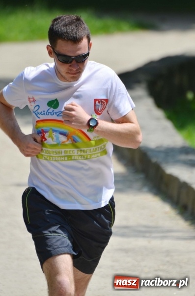 Zdjęcie w galerii na portalu naszraciborz.pl: Upał im niestraszny. Setki młodych biegaczy na starcie Raciborskiego Biegu Profilaktycznego  wiadomości z regionu