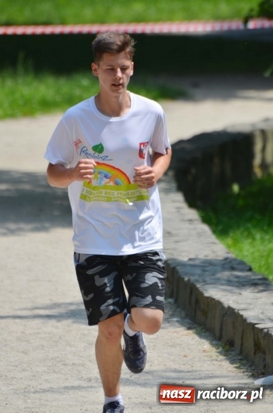 Zdjęcie w galerii na portalu naszraciborz.pl: Upał im niestraszny. Setki młodych biegaczy na starcie Raciborskiego Biegu Profilaktycznego  wiadomości z regionu