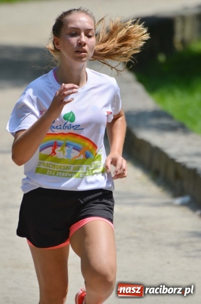 Zdjęcie w galerii na portalu naszraciborz.pl: Upał im niestraszny. Setki młodych biegaczy na starcie Raciborskiego Biegu Profilaktycznego  wiadomości z regionu