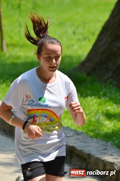 Zdjęcie w galerii na portalu naszraciborz.pl: Upał im niestraszny. Setki młodych biegaczy na starcie Raciborskiego Biegu Profilaktycznego  wiadomości z regionu