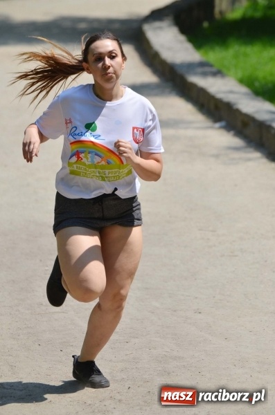Zdjęcie w galerii na portalu naszraciborz.pl: Upał im niestraszny. Setki młodych biegaczy na starcie Raciborskiego Biegu Profilaktycznego  wiadomości z regionu