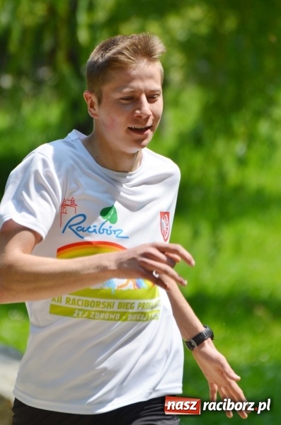 Zdjęcie w galerii na portalu naszraciborz.pl: Upał im niestraszny. Setki młodych biegaczy na starcie Raciborskiego Biegu Profilaktycznego  wiadomości z regionu