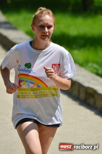 Zdjęcie w galerii na portalu naszraciborz.pl: Upał im niestraszny. Setki młodych biegaczy na starcie Raciborskiego Biegu Profilaktycznego  wiadomości z regionu
