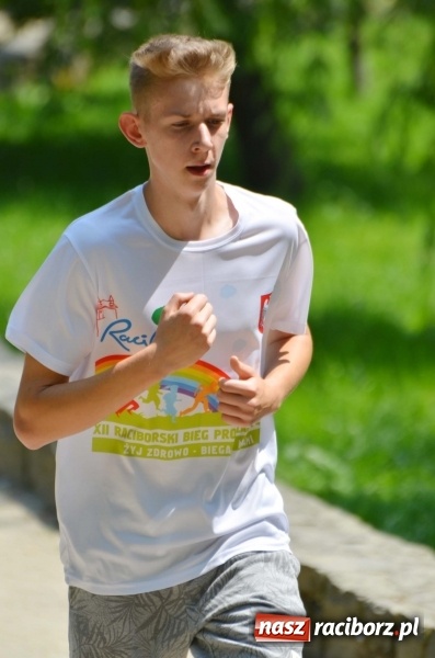 Zdjęcie w galerii na portalu naszraciborz.pl: Upał im niestraszny. Setki młodych biegaczy na starcie Raciborskiego Biegu Profilaktycznego  wiadomości z regionu