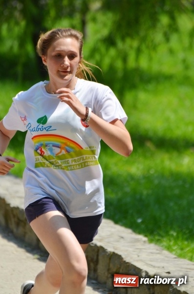 Zdjęcie w galerii na portalu naszraciborz.pl: Upał im niestraszny. Setki młodych biegaczy na starcie Raciborskiego Biegu Profilaktycznego  wiadomości z regionu