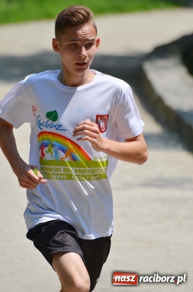 Zdjęcie w galerii na portalu naszraciborz.pl: Upał im niestraszny. Setki młodych biegaczy na starcie Raciborskiego Biegu Profilaktycznego  wiadomości z regionu
