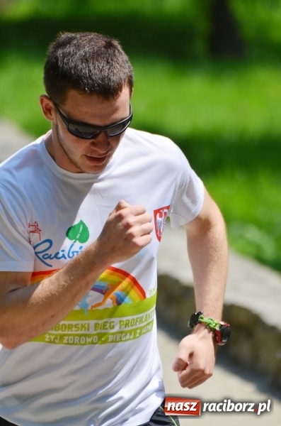 Zdjęcie w galerii na portalu naszraciborz.pl: Upał im niestraszny. Setki młodych biegaczy na starcie Raciborskiego Biegu Profilaktycznego  wiadomości z regionu