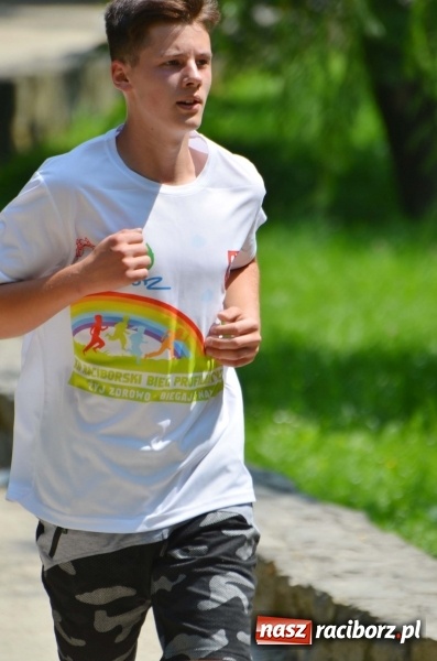 Zdjęcie w galerii na portalu naszraciborz.pl: Upał im niestraszny. Setki młodych biegaczy na starcie Raciborskiego Biegu Profilaktycznego  wiadomości z regionu