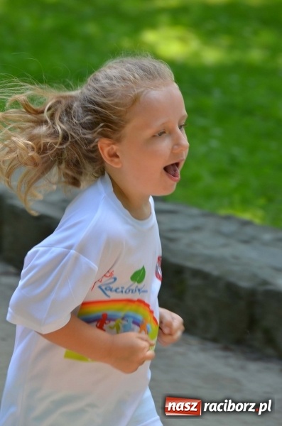 Zdjęcie w galerii na portalu naszraciborz.pl: Upał im niestraszny. Setki młodych biegaczy na starcie Raciborskiego Biegu Profilaktycznego  wiadomości z regionu