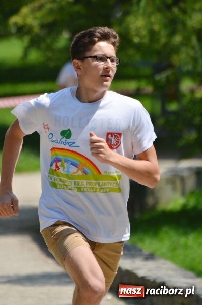 Zdjęcie w galerii na portalu naszraciborz.pl: Upał im niestraszny. Setki młodych biegaczy na starcie Raciborskiego Biegu Profilaktycznego  wiadomości z regionu