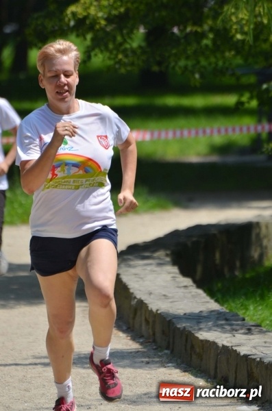 Zdjęcie w galerii na portalu naszraciborz.pl: Upał im niestraszny. Setki młodych biegaczy na starcie Raciborskiego Biegu Profilaktycznego  wiadomości z regionu