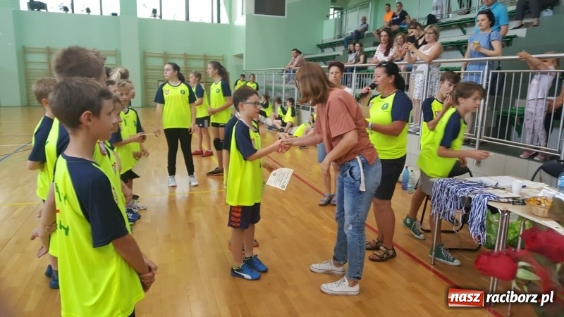 Zdjęcie w galerii na portalu naszraciborz.pl: Po raz szósty zagrali dla swoich mam wiadomości z regionu
