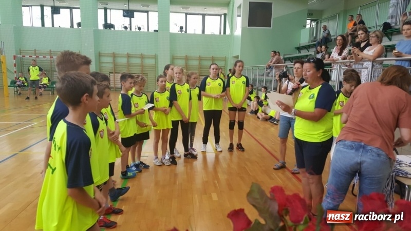 Zdjęcie w galerii na portalu naszraciborz.pl: Po raz szósty zagrali dla swoich mam wiadomości z regionu