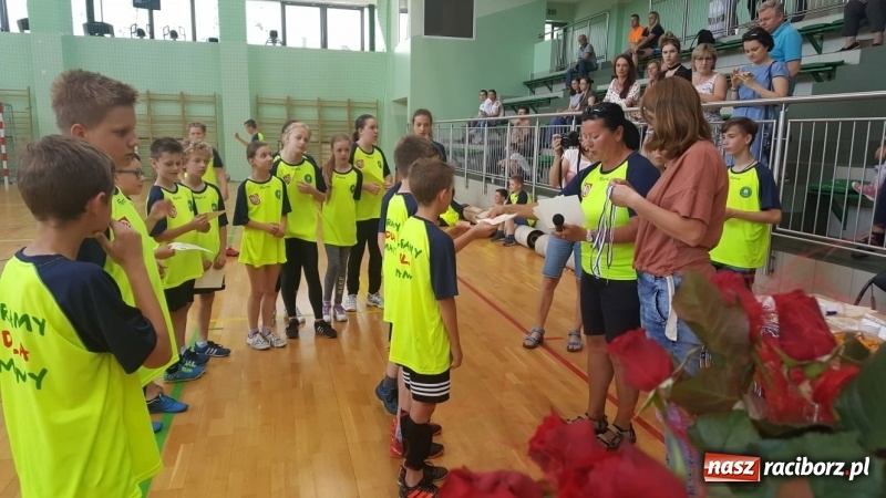 Zdjęcie w galerii na portalu naszraciborz.pl: Po raz szósty zagrali dla swoich mam wiadomości z regionu