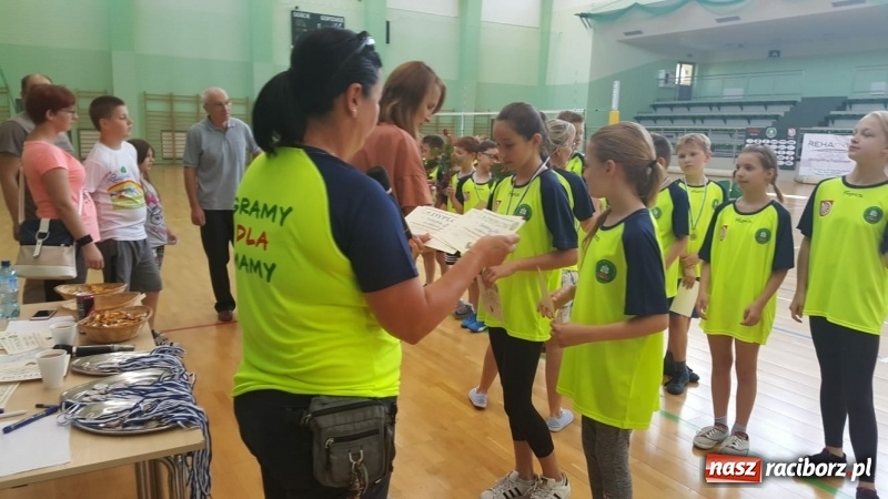 Zdjęcie w galerii na portalu naszraciborz.pl: Po raz szósty zagrali dla swoich mam wiadomości z regionu