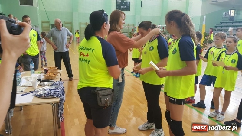 Zdjęcie w galerii na portalu naszraciborz.pl: Po raz szósty zagrali dla swoich mam wiadomości z regionu