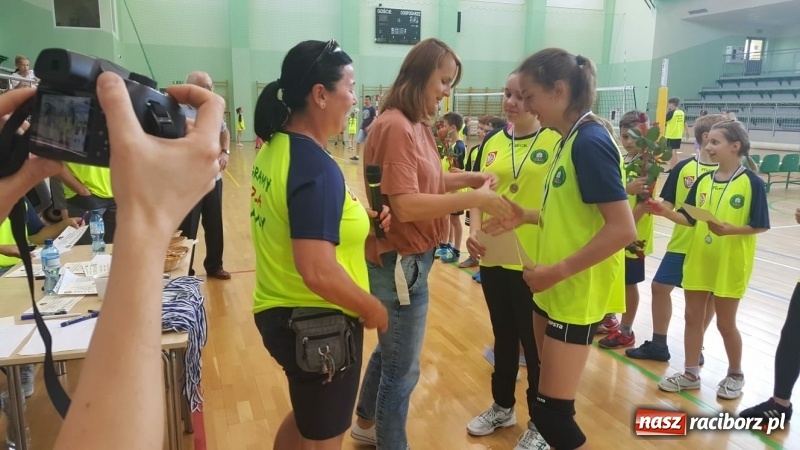 Zdjęcie w galerii na portalu naszraciborz.pl: Po raz szósty zagrali dla swoich mam wiadomości z regionu