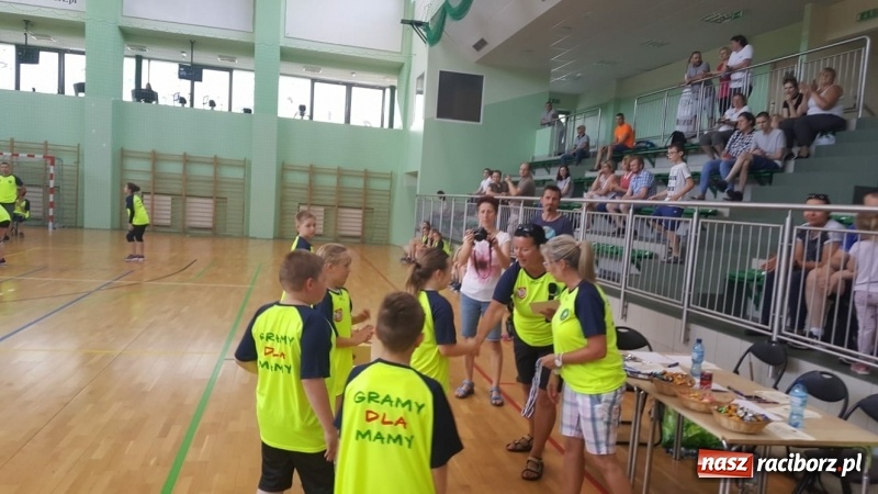 Zdjęcie w galerii na portalu naszraciborz.pl: Po raz szósty zagrali dla swoich mam wiadomości z regionu