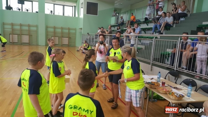 Zdjęcie w galerii na portalu naszraciborz.pl: Po raz szósty zagrali dla swoich mam wiadomości z regionu