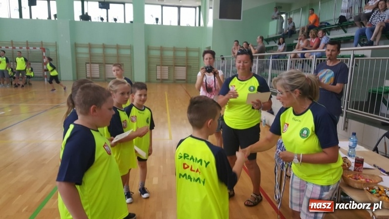 Zdjęcie w galerii na portalu naszraciborz.pl: Po raz szósty zagrali dla swoich mam wiadomości z regionu
