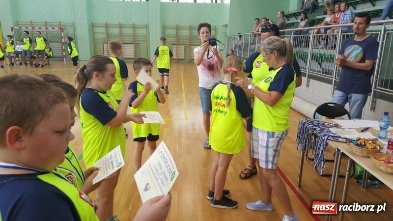 Zdjęcie w galerii na portalu naszraciborz.pl: Po raz szósty zagrali dla swoich mam wiadomości z regionu