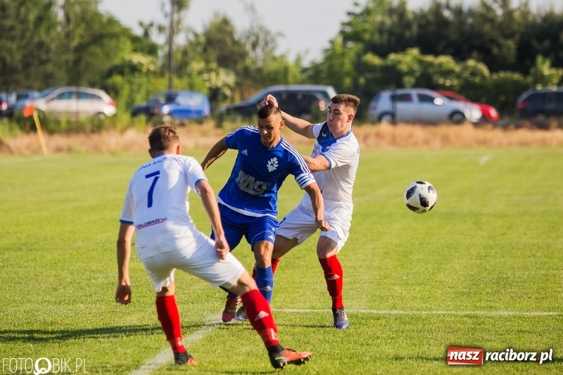 Zdjęcie w galerii na portalu naszraciborz.pl: Choć Unici Dąb pokonali, to ze strefy spadkowej się nie wydostali wiadomości z regionu