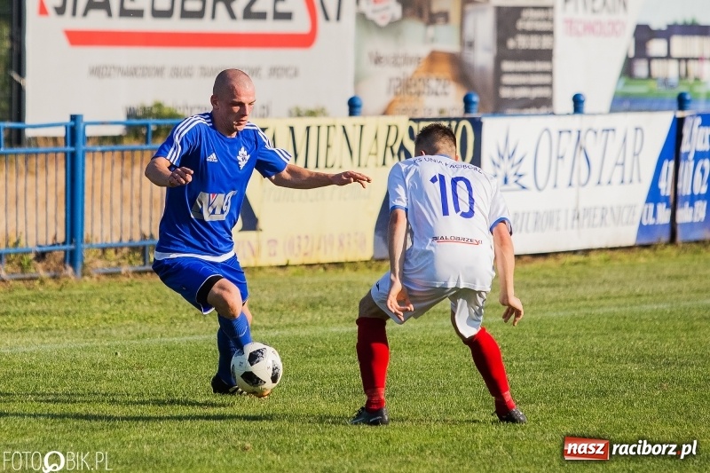 Zdjęcie w galerii na portalu naszraciborz.pl: Choć Unici Dąb pokonali, to ze strefy spadkowej się nie wydostali wiadomości z regionu