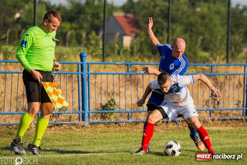 Zdjęcie w galerii na portalu naszraciborz.pl: Choć Unici Dąb pokonali, to ze strefy spadkowej się nie wydostali wiadomości z regionu