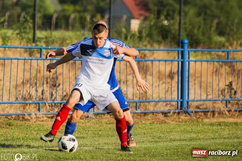 Zdjęcie w galerii na portalu naszraciborz.pl: Choć Unici Dąb pokonali, to ze strefy spadkowej się nie wydostali wiadomości z regionu