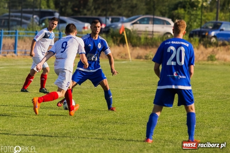 Zdjęcie w galerii na portalu naszraciborz.pl: Choć Unici Dąb pokonali, to ze strefy spadkowej się nie wydostali wiadomości z regionu