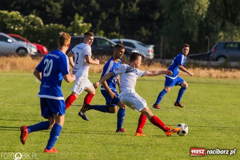 Zdjęcie w galerii na portalu naszraciborz.pl: Choć Unici Dąb pokonali, to ze strefy spadkowej się nie wydostali wiadomości z regionu