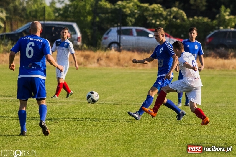 Zdjęcie w galerii na portalu naszraciborz.pl: Choć Unici Dąb pokonali, to ze strefy spadkowej się nie wydostali wiadomości z regionu
