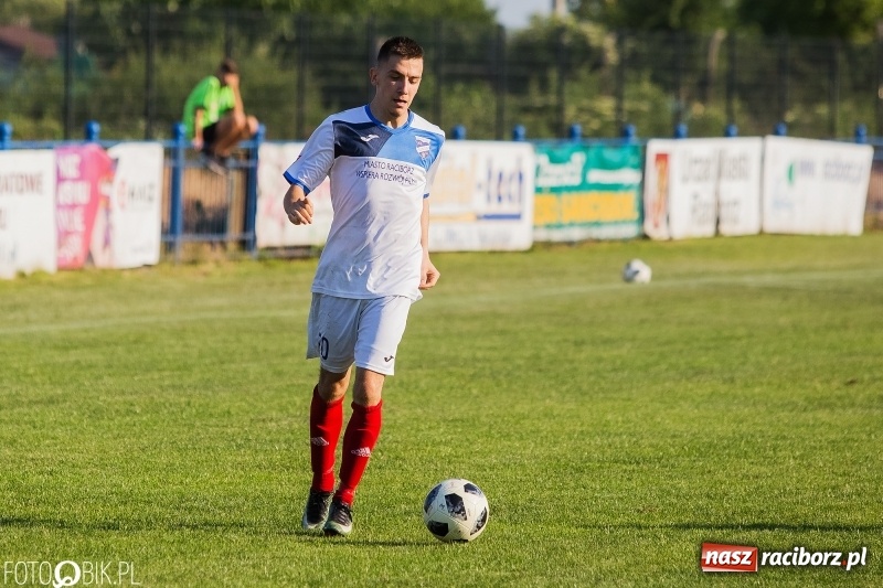 Zdjęcie w galerii na portalu naszraciborz.pl: Choć Unici Dąb pokonali, to ze strefy spadkowej się nie wydostali wiadomości z regionu