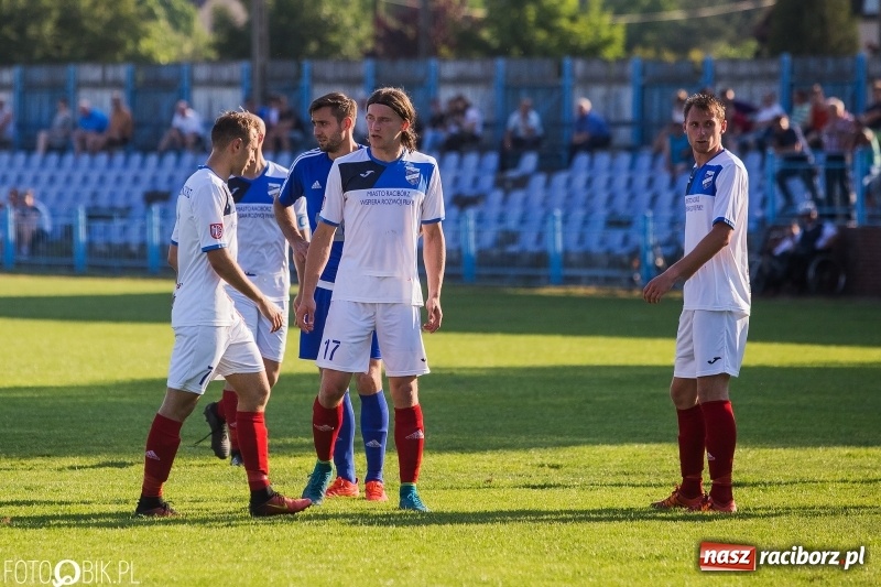 Zdjęcie w galerii na portalu naszraciborz.pl: Choć Unici Dąb pokonali, to ze strefy spadkowej się nie wydostali wiadomości z regionu
