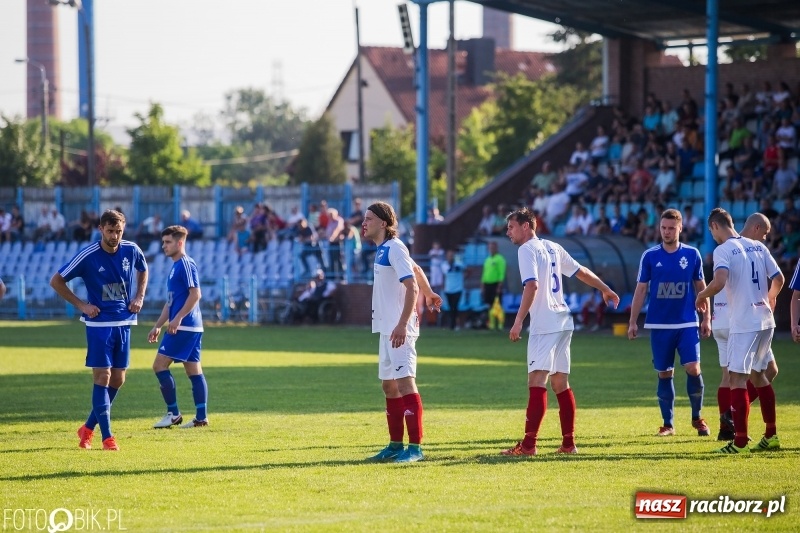 Zdjęcie w galerii na portalu naszraciborz.pl: Choć Unici Dąb pokonali, to ze strefy spadkowej się nie wydostali wiadomości z regionu