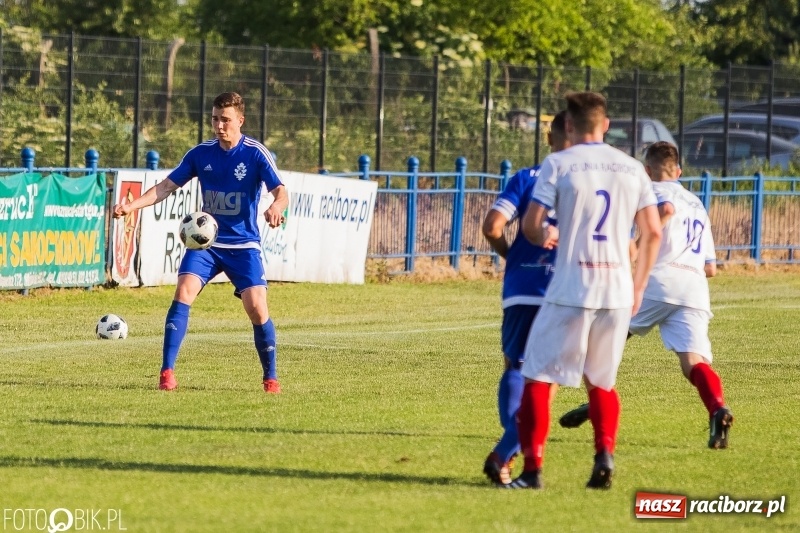 Zdjęcie w galerii na portalu naszraciborz.pl: Choć Unici Dąb pokonali, to ze strefy spadkowej się nie wydostali wiadomości z regionu