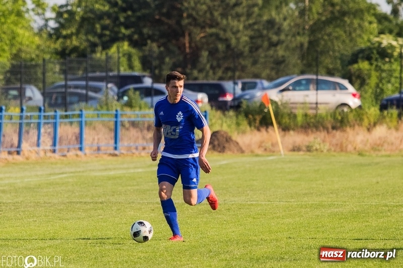 Zdjęcie w galerii na portalu naszraciborz.pl: Choć Unici Dąb pokonali, to ze strefy spadkowej się nie wydostali wiadomości z regionu
