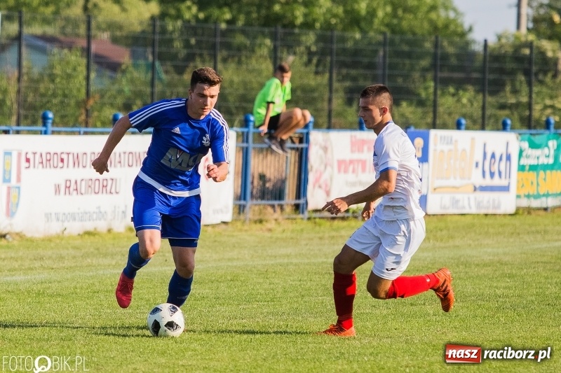 Zdjęcie w galerii na portalu naszraciborz.pl: Choć Unici Dąb pokonali, to ze strefy spadkowej się nie wydostali wiadomości z regionu