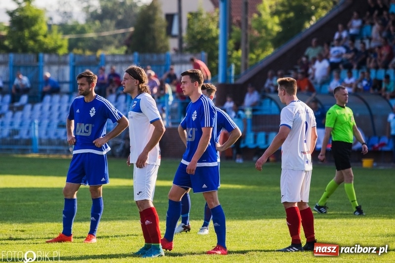 Zdjęcie w galerii na portalu naszraciborz.pl: Choć Unici Dąb pokonali, to ze strefy spadkowej się nie wydostali wiadomości z regionu