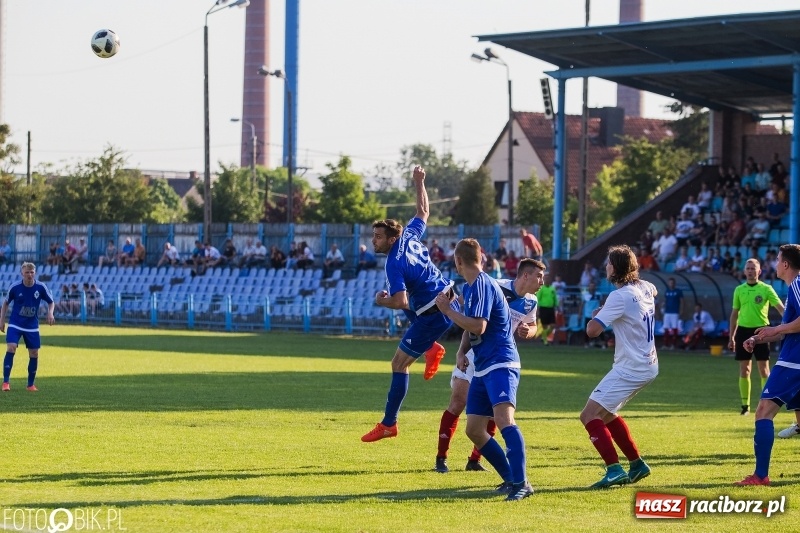 Zdjęcie w galerii na portalu naszraciborz.pl: Choć Unici Dąb pokonali, to ze strefy spadkowej się nie wydostali wiadomości z regionu