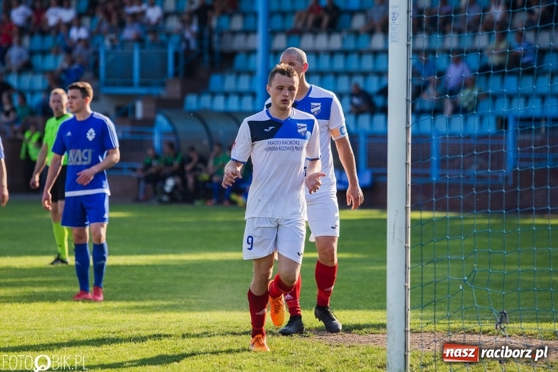 Zdjęcie w galerii na portalu naszraciborz.pl: Choć Unici Dąb pokonali, to ze strefy spadkowej się nie wydostali wiadomości z regionu