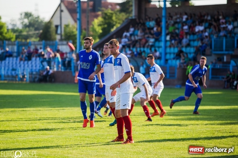 Zdjęcie w galerii na portalu naszraciborz.pl: Choć Unici Dąb pokonali, to ze strefy spadkowej się nie wydostali wiadomości z regionu
