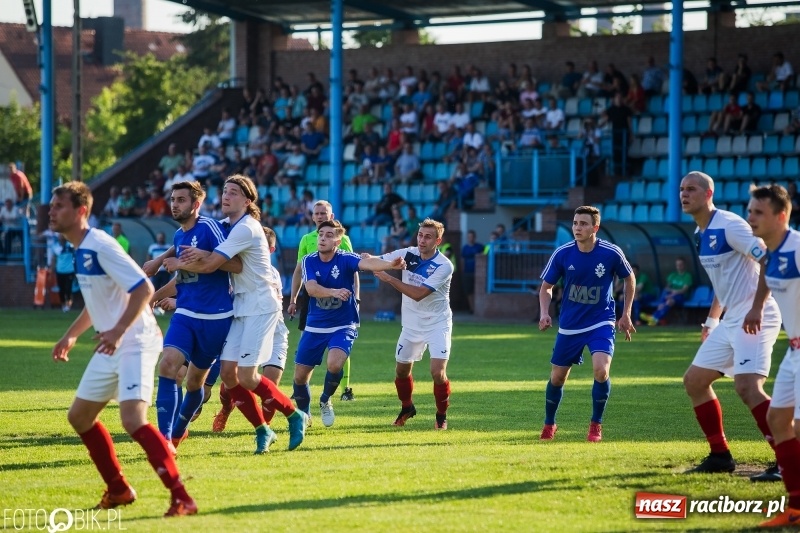 Zdjęcie w galerii na portalu naszraciborz.pl: Choć Unici Dąb pokonali, to ze strefy spadkowej się nie wydostali wiadomości z regionu