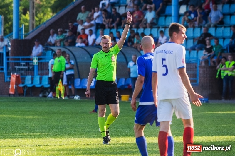 Zdjęcie w galerii na portalu naszraciborz.pl: Choć Unici Dąb pokonali, to ze strefy spadkowej się nie wydostali wiadomości z regionu