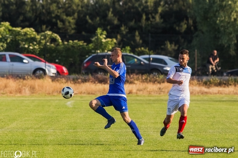 Zdjęcie w galerii na portalu naszraciborz.pl: Choć Unici Dąb pokonali, to ze strefy spadkowej się nie wydostali wiadomości z regionu